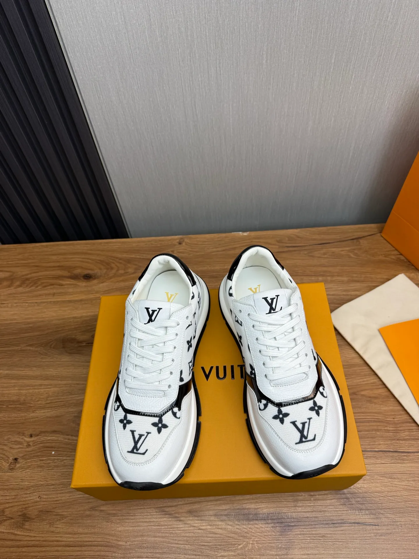 Men's shoes 💰800💰 LOUIS VUITTON [Luden Yiwei] Brand new trendy Lv is on the market 🎁, casual and fashionable men's shoes 👟Original 1:1 shipment✅ The upper is made of imported brand leather + cowhide lining, the original wear-resistant rubber outsole, the version is simple and elegant, exclusive for trendy men. 38-44 (customized at 38.45)